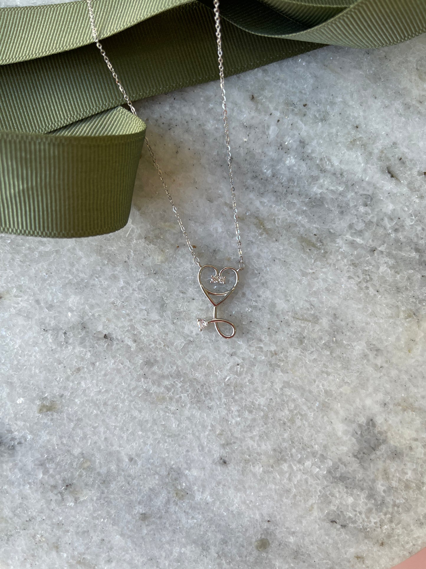 COLLAR DE PLATA - ESTETOSCOPIO EN FORMA DE CORAZÓN