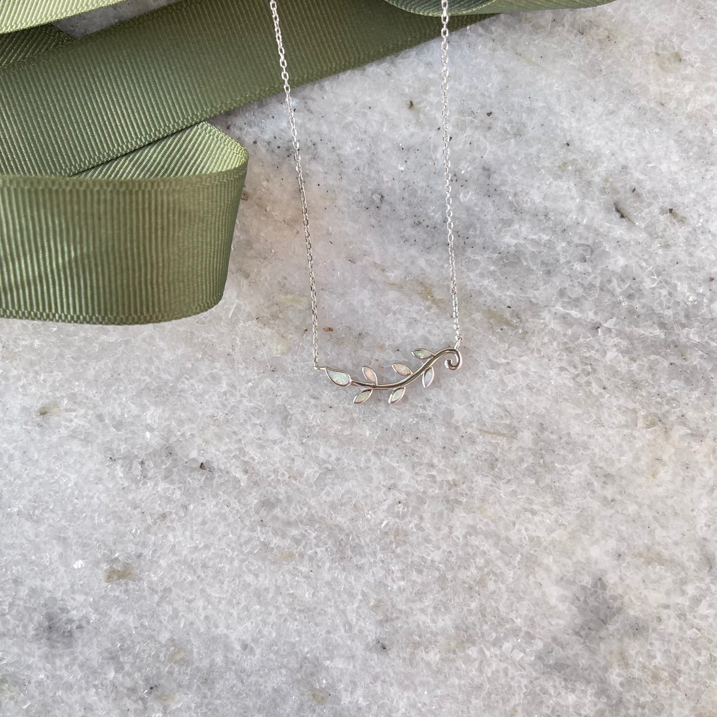 COLLAR DE PLATA CON ÓPALO SINTÉTICO - RAMA DE ÁRBOL