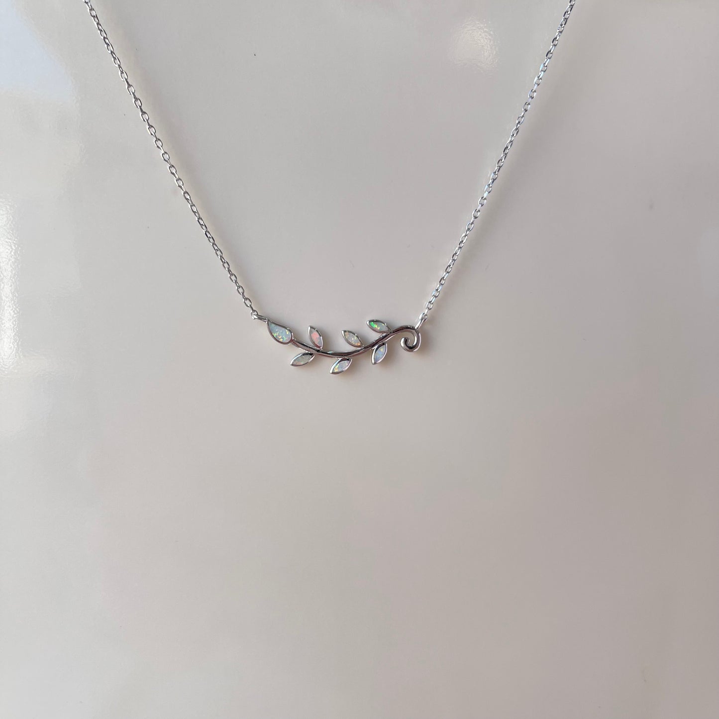 COLLAR DE PLATA CON ÓPALO SINTÉTICO - RAMA DE ÁRBOL