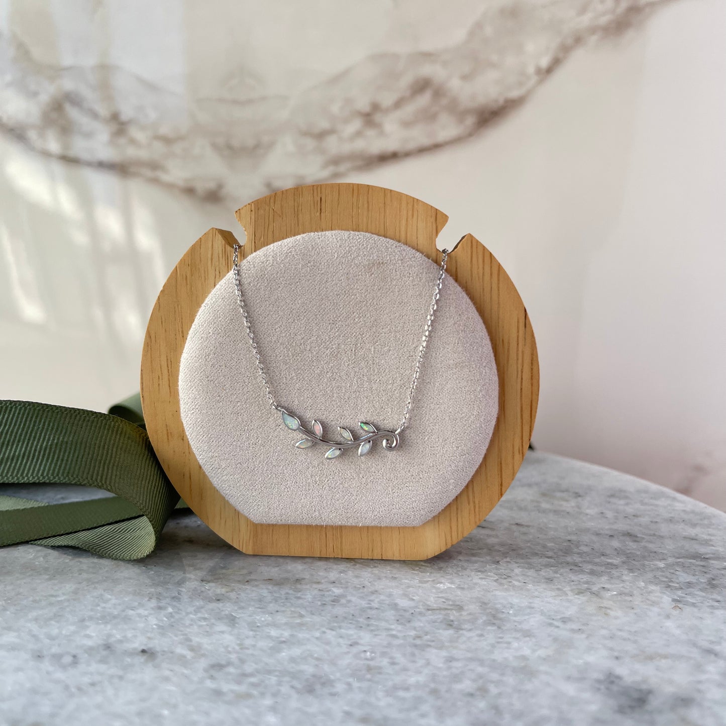 COLLAR DE PLATA CON ÓPALO SINTÉTICO - RAMA DE ÁRBOL